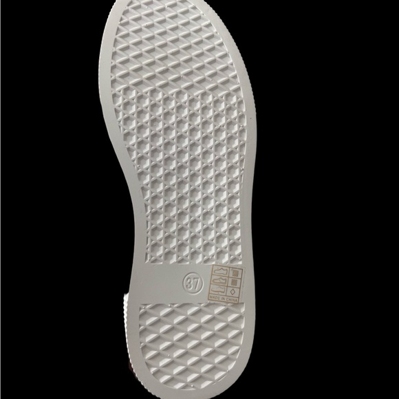 SHEIN White Winter Platform Slide On Shoes (New and Unused) - Picture 13 of 15